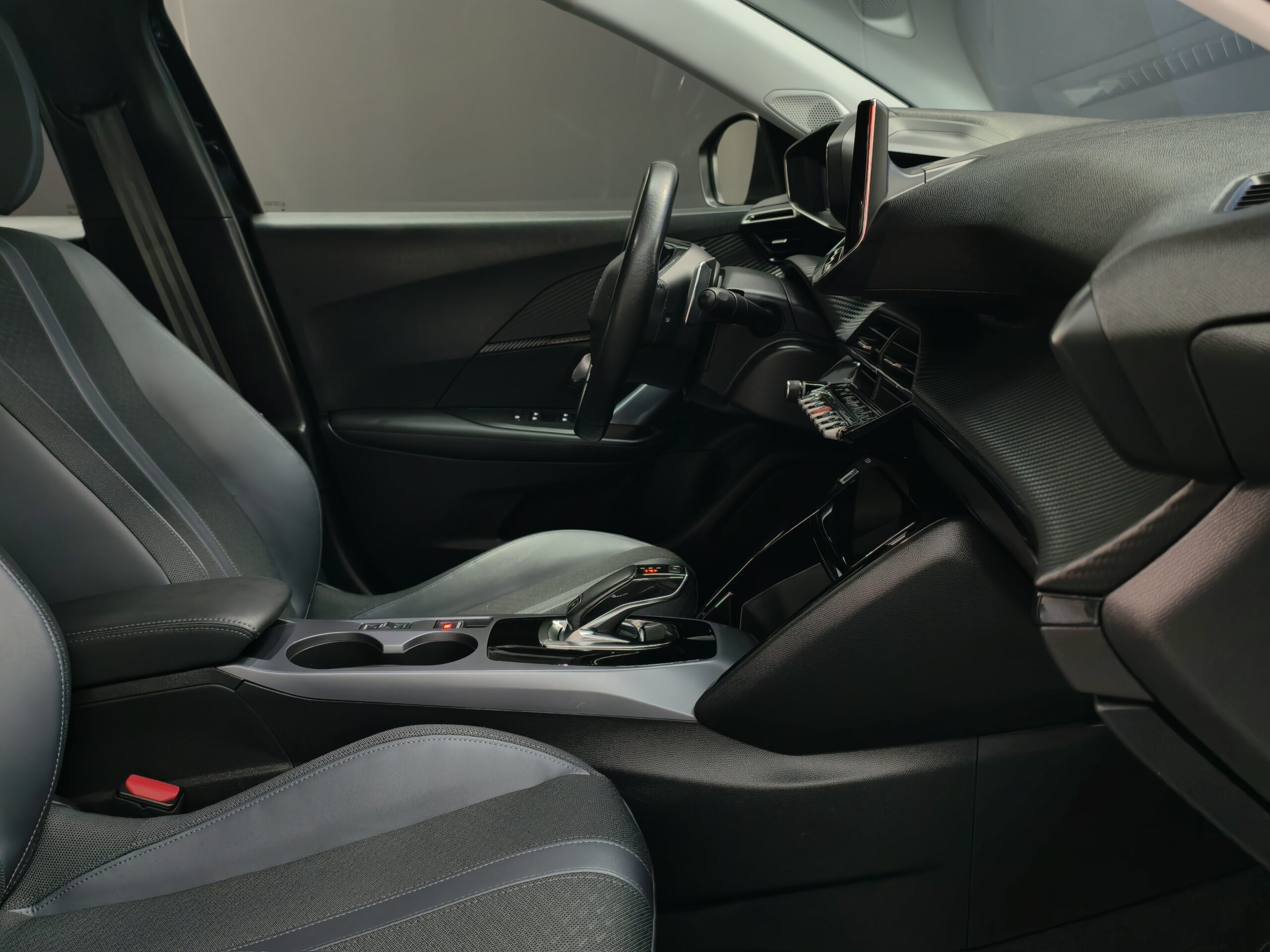 Peugeot 2008 1.5 BlueHDi Allure Pack EAT8 - Image 56